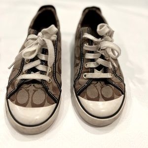 COACH | Signature Brown Barrett Sneakers
Lace Up size 7